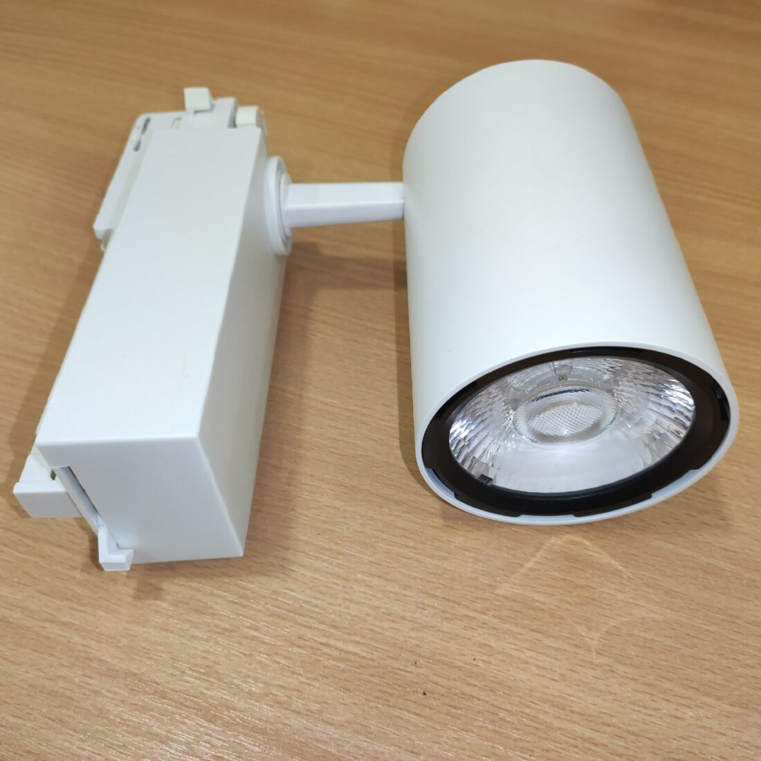LED Solution Bílý lištový LED reflektor 35W